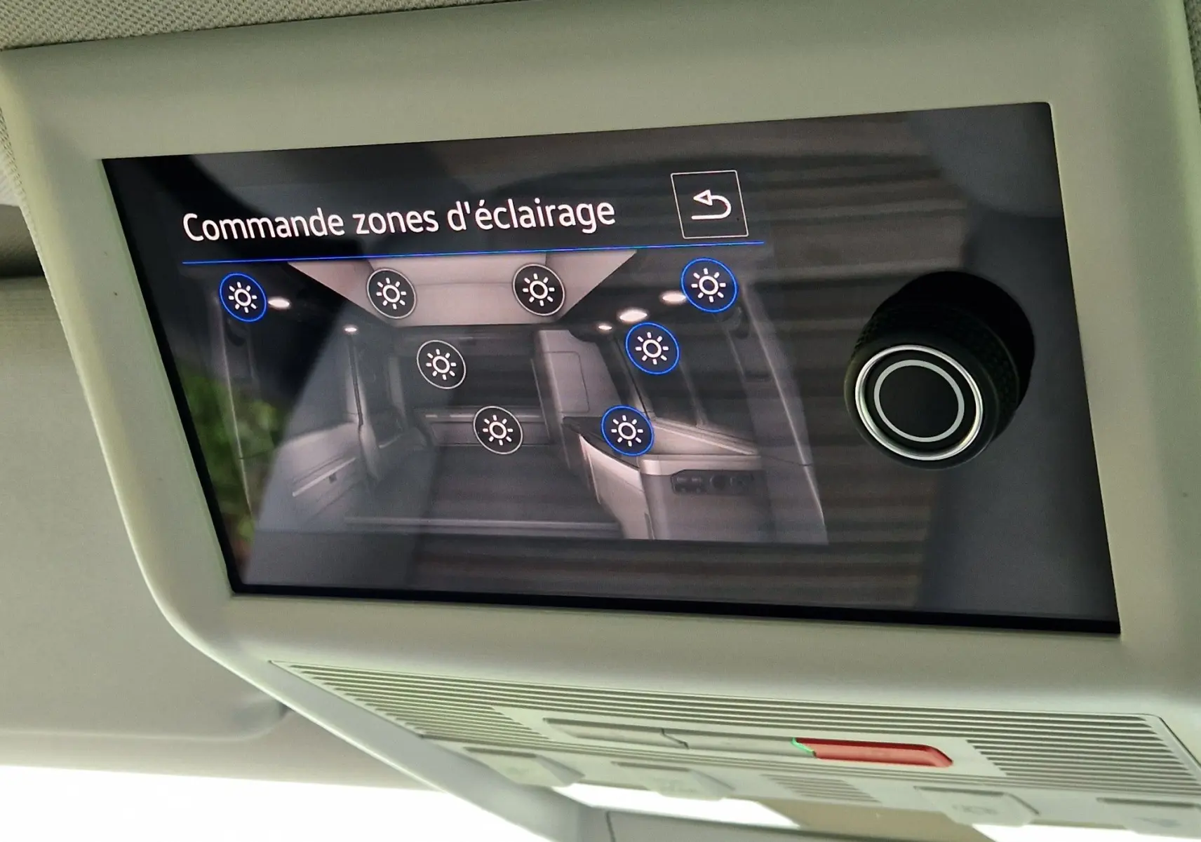 Écran de commande d’éclairage intérieur du Volkswagen California 2.0 TDi 150 ch Coast, affichant les zones lumineuses réglables.