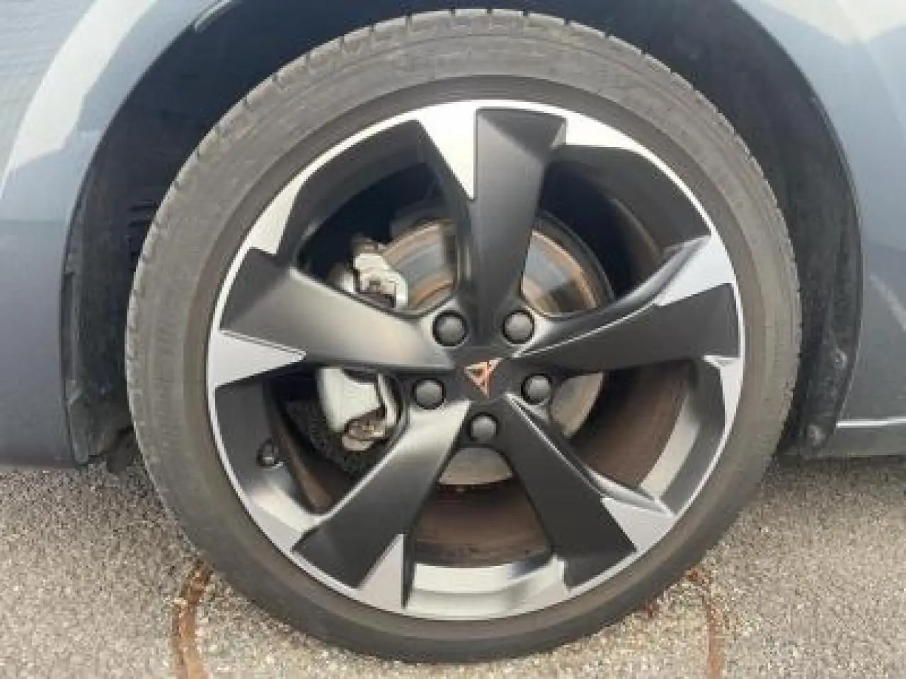 Gros plan sur la jante alliage 18'' Performance bicolore du côté avant gauche d'une CUPRA Leon gris magnetic metal.
