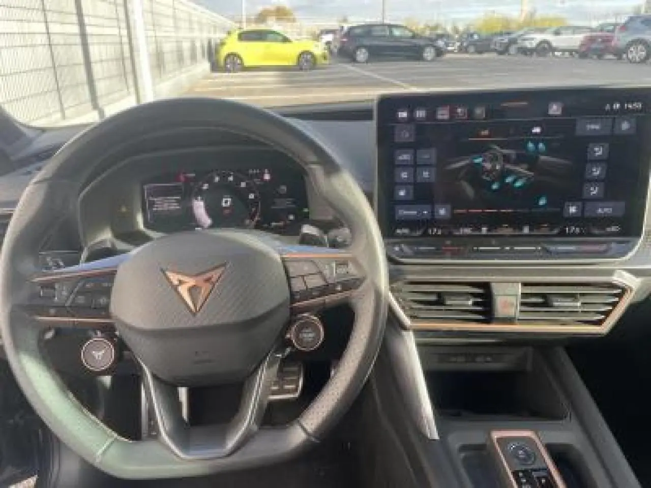 Vue intérieure centrée sur le volant cuir CUPRA avec tableau de bord digital et écran tactile HD du Leon 2025