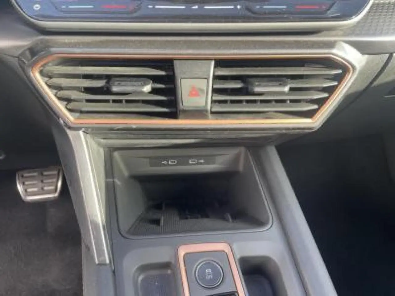 Détail de la console centrale du CUPRA Leon 2025 gris Magnetic, avec ports USB-C et commandes de démarrage.
