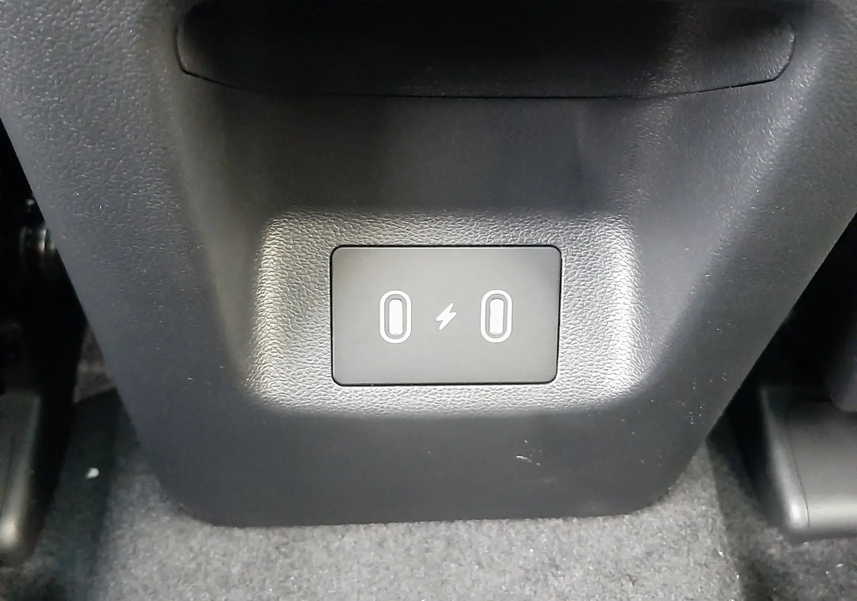 Prise USB double avec symbole d'éclair sur la console arrière d'un Hyundai Tucson 2025 finition Executive.