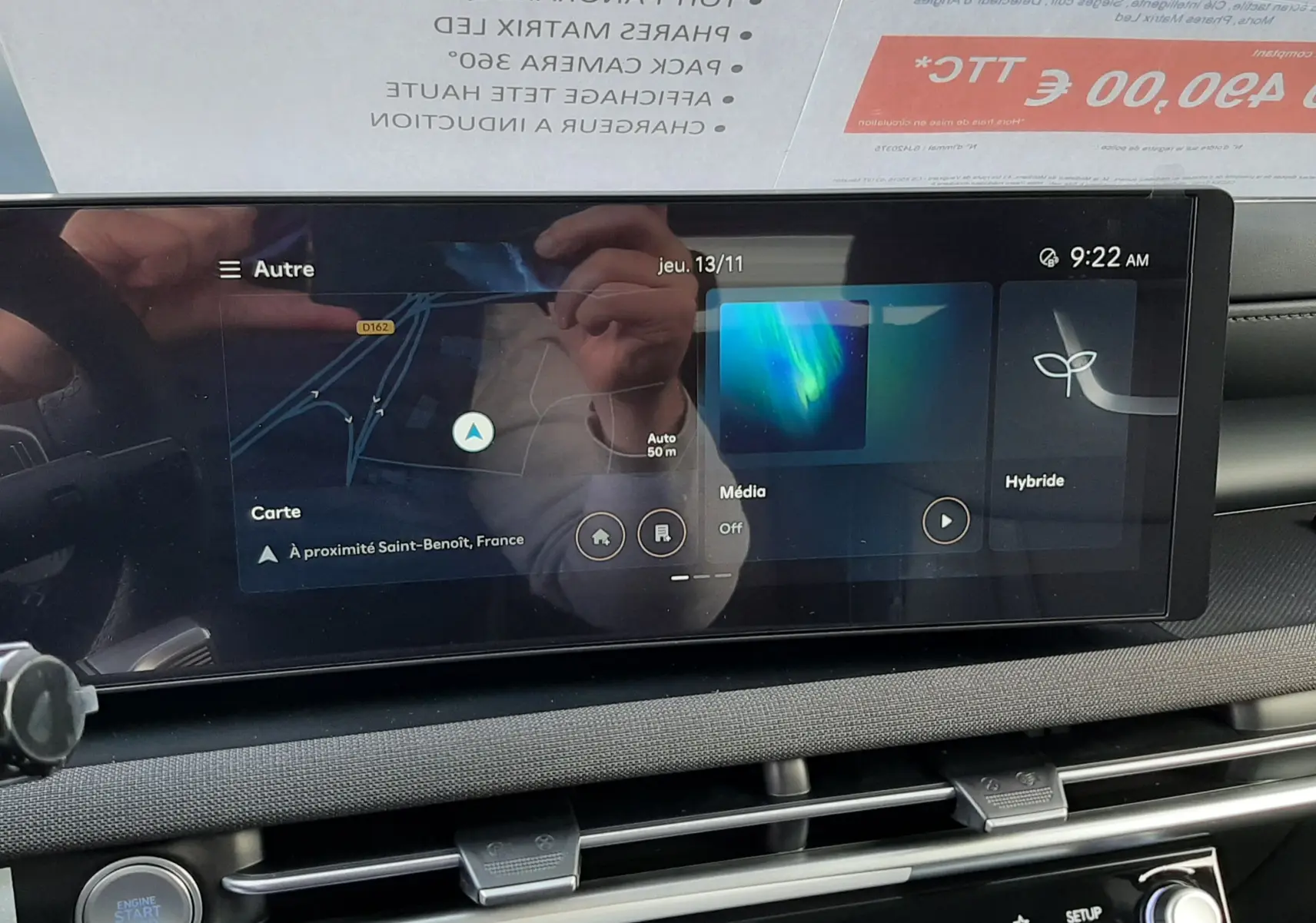Écran tactile central du tableau de bord du Hyundai Tucson 2025 avec navigation et commandes multimédia visibles.