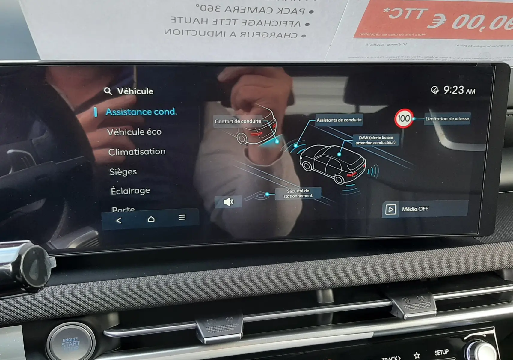 Écran tactile intérieur du Hyundai Tucson 2025 montrant les assistants de conduite et réglages du véhicule.
