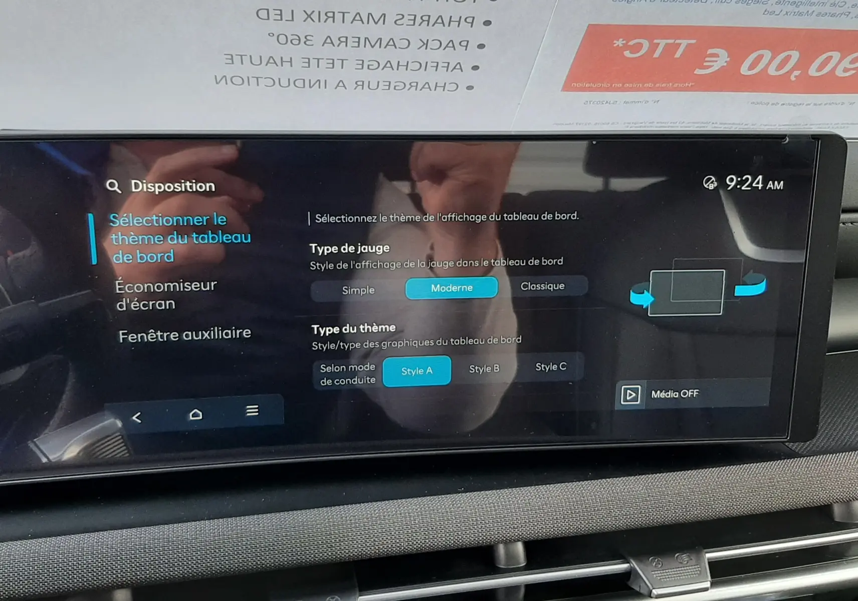 Tableau de bord numérique moderne du Hyundai Tucson 2025 en Ecotronic Grey, affichage tactile et commandes intégrées.