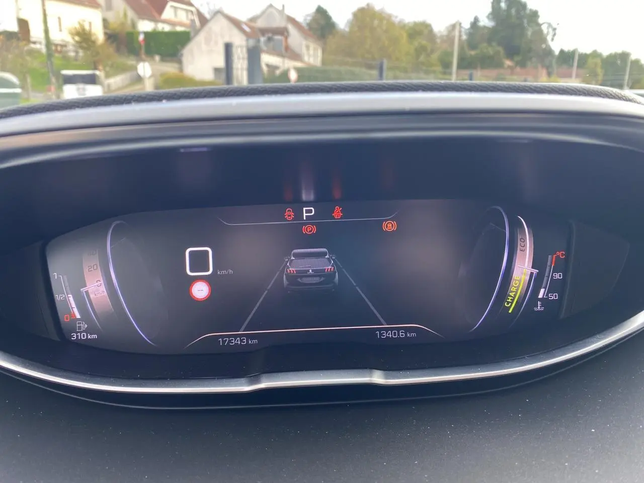 Affichage numérique du tableau de bord du Peugeot 3008 Hybrid 2023 montrant la vitesse à 0 km/h et l'autonomie restante.