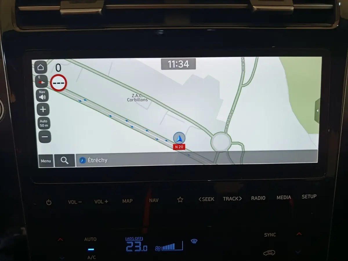 Écran tactile central affichant la navigation, intérieur noir du Hyundai Tucson marron vue de face.
