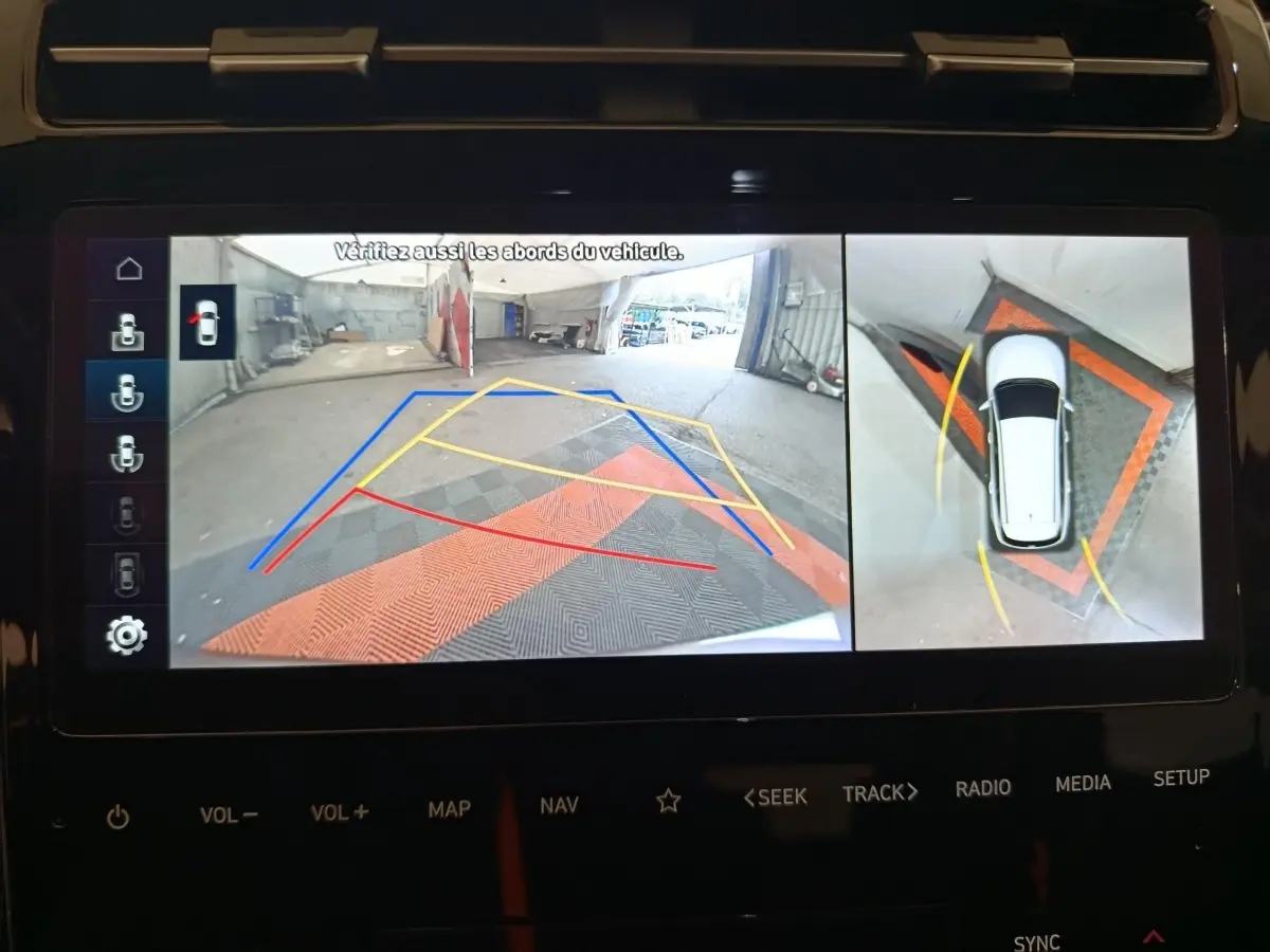 Écran tactile du Hyundai Tucson 2022 montrant la caméra de recul et la vue à 360° en stationnement