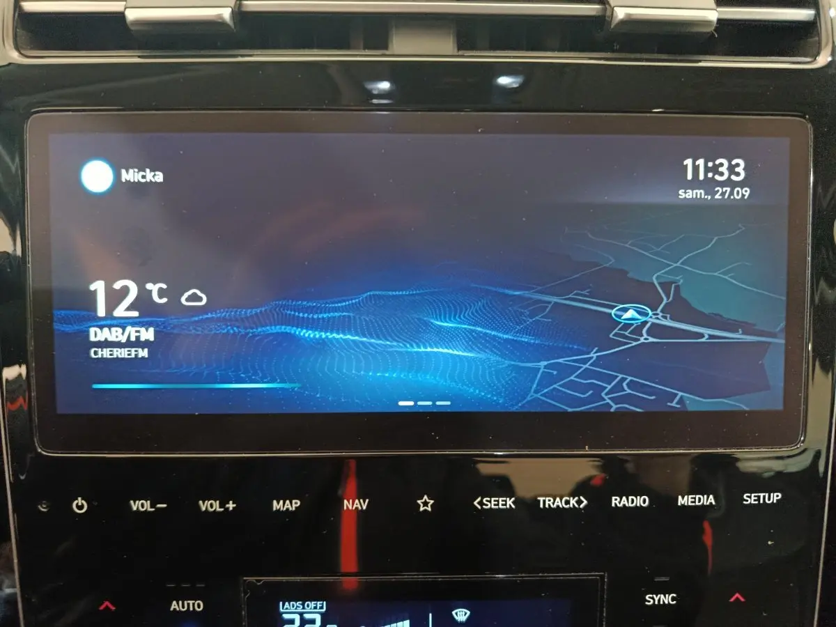 Écran tactile 10,3 pouces du tableau de bord du Hyundai Tucson marron, affichant navigation et météo