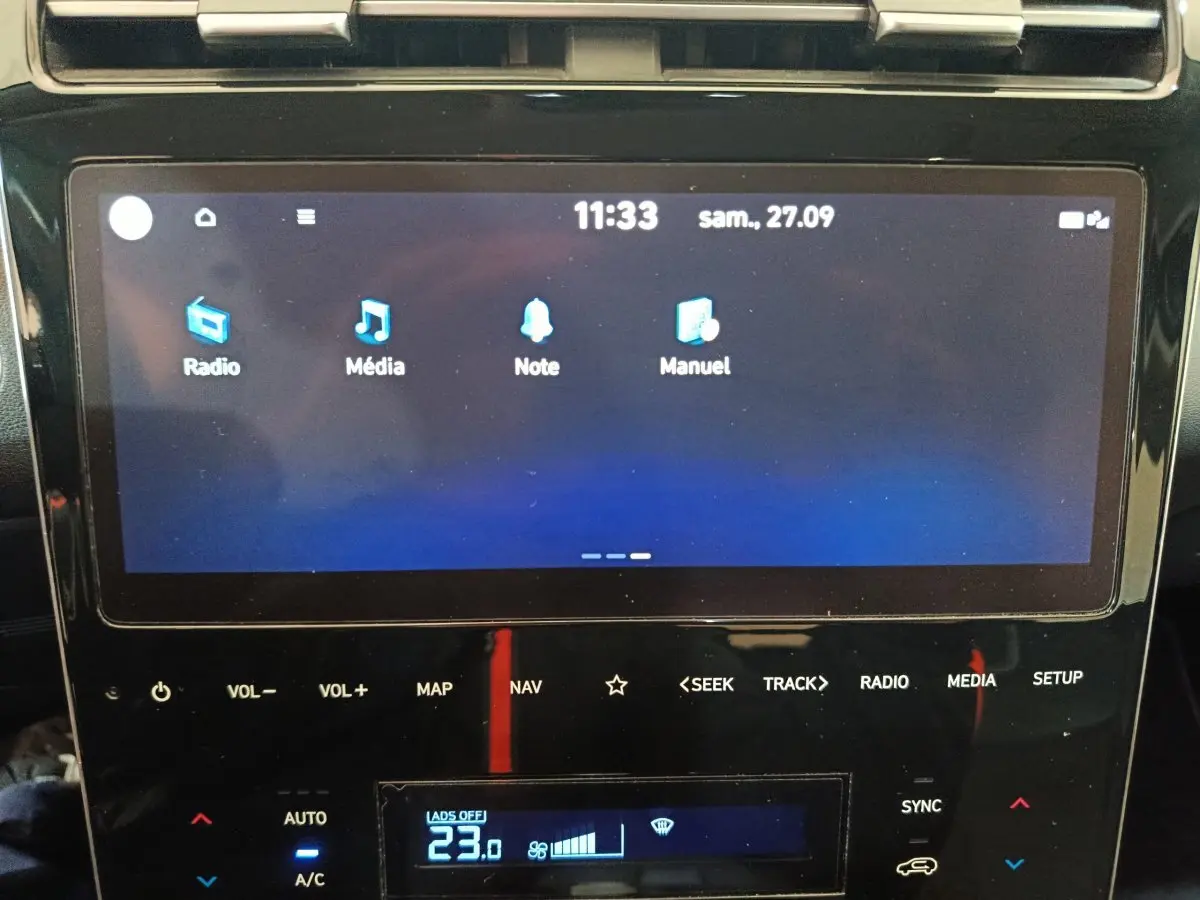 Écran tactile central du Hyundai Tucson 2022 affichant les menus radio, média, note et manuel en intérieur noir.