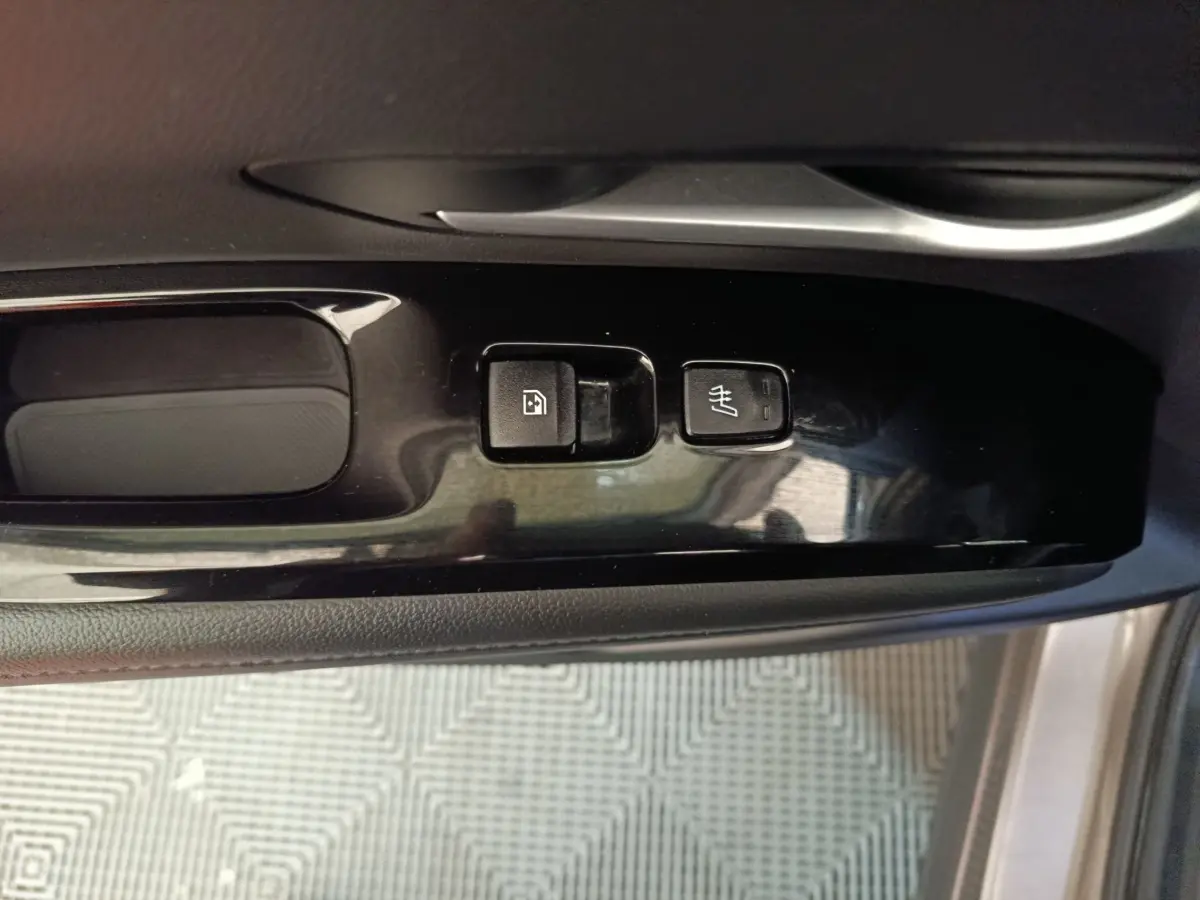 Gros plan sur les boutons de commande de la portière côté conducteur du Hyundai Tucson marron 2022.