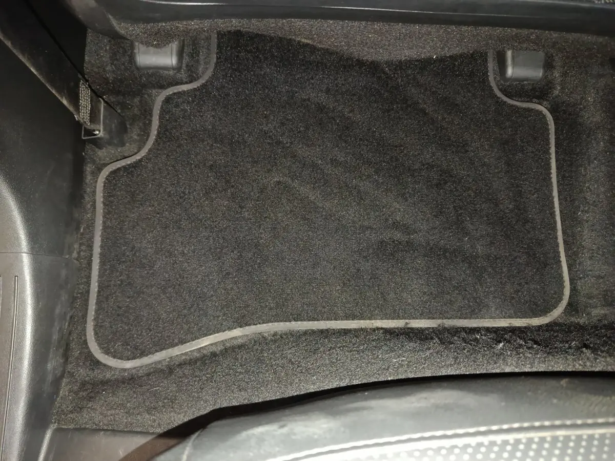 Tapis de sol noir côté conducteur du Hyundai Tucson 2022 hybride rechargeable vue intérieure basse.
