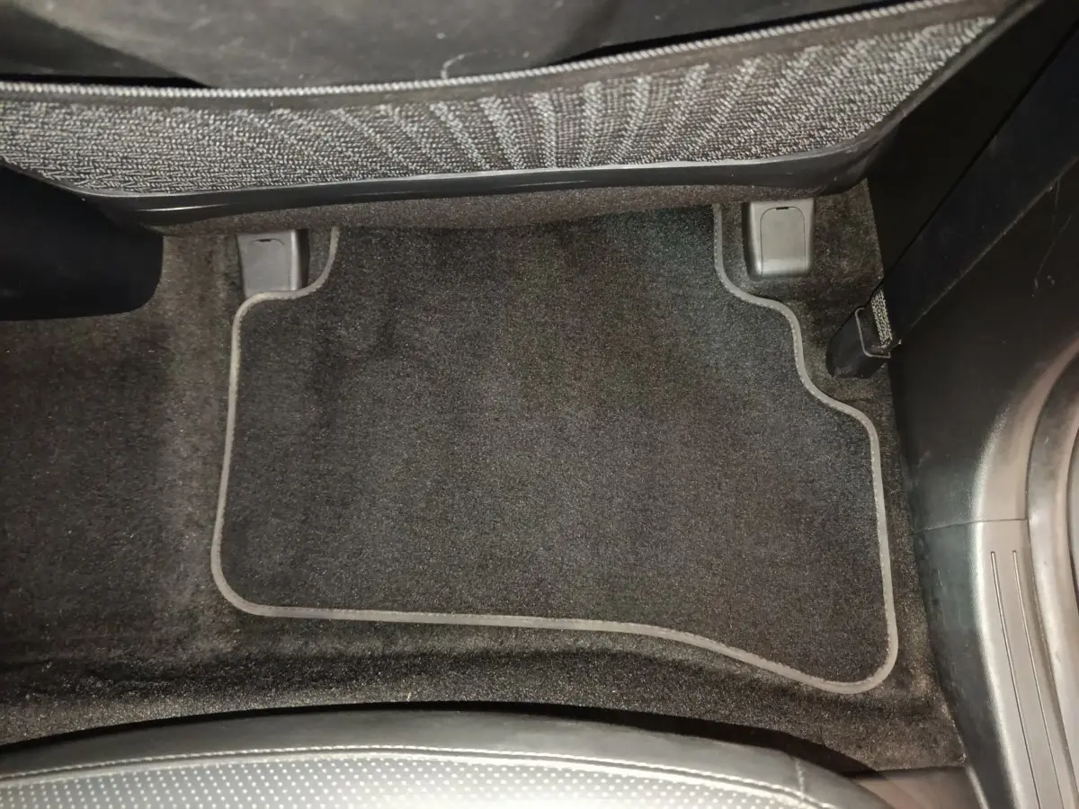 Tapis de sol noir côté passager avant du Hyundai Tucson 2022 hybride rechargeable vue intérieure rapprochée.