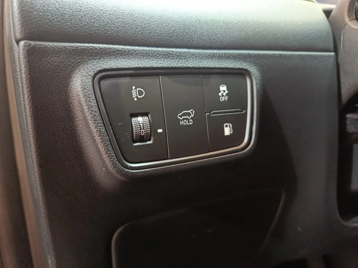 Gros plan sur les commandes noires du tableau de bord du Hyundai Tucson 2022 hybride rechargeable.