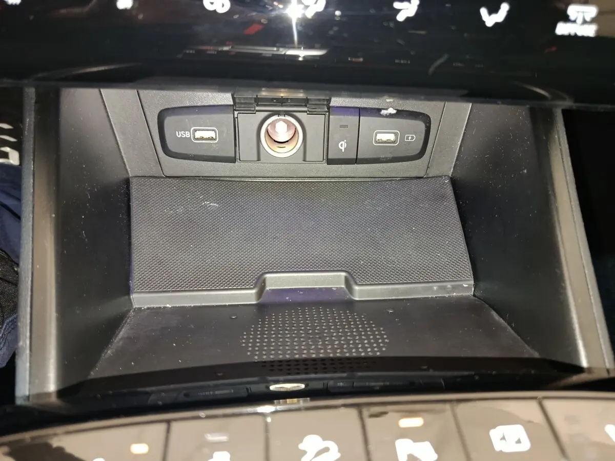Espace de rangement avec ports USB, prise 12V et zone de recharge sans fil dans le Hyundai Tucson marron 2022.