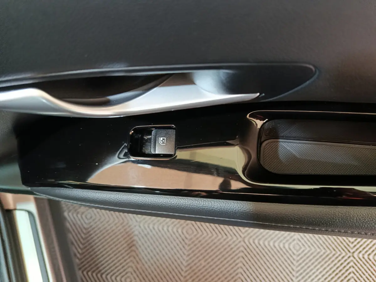 Bouton de verrouillage des vitres sur la portière côté gauche intérieure d’un Hyundai Tucson marron 2022.
