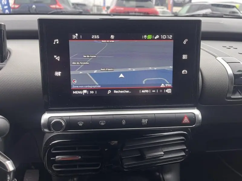 Vue rapprochée de l’écran tactile central du tableau de bord du Citroën C4 Cactus 2020, affichant la navigation GPS.