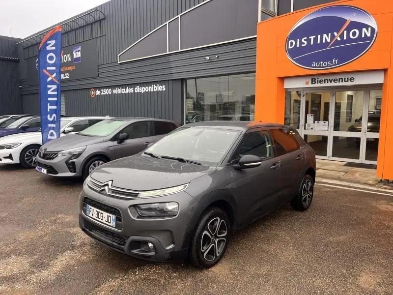 Vue 3/4 avant droite d'une Citroën C4 Cactus gris Platinium avec jantes alliage et détails noirs brillants.