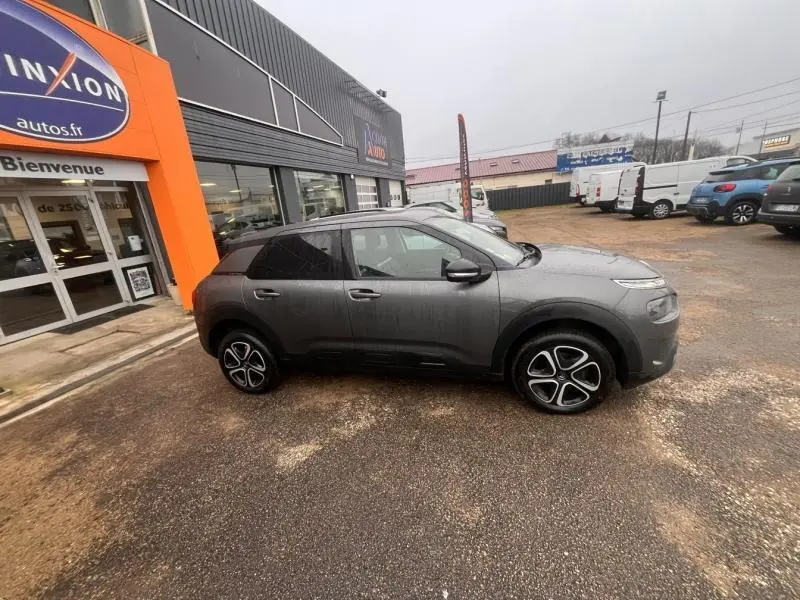 Citroën C4 Cactus gris Platinium vue de profil côté gauche, avec jantes alliage et toit noir brillant.