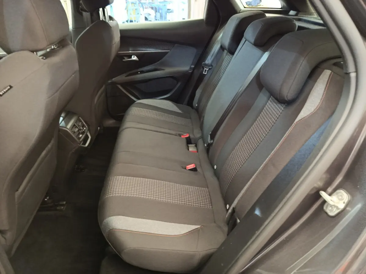 Vue intérieure côté droit des sièges arrière gris foncé du Peugeot 3008 2022 avec détails de tissu et appuie-têtes intégrés.