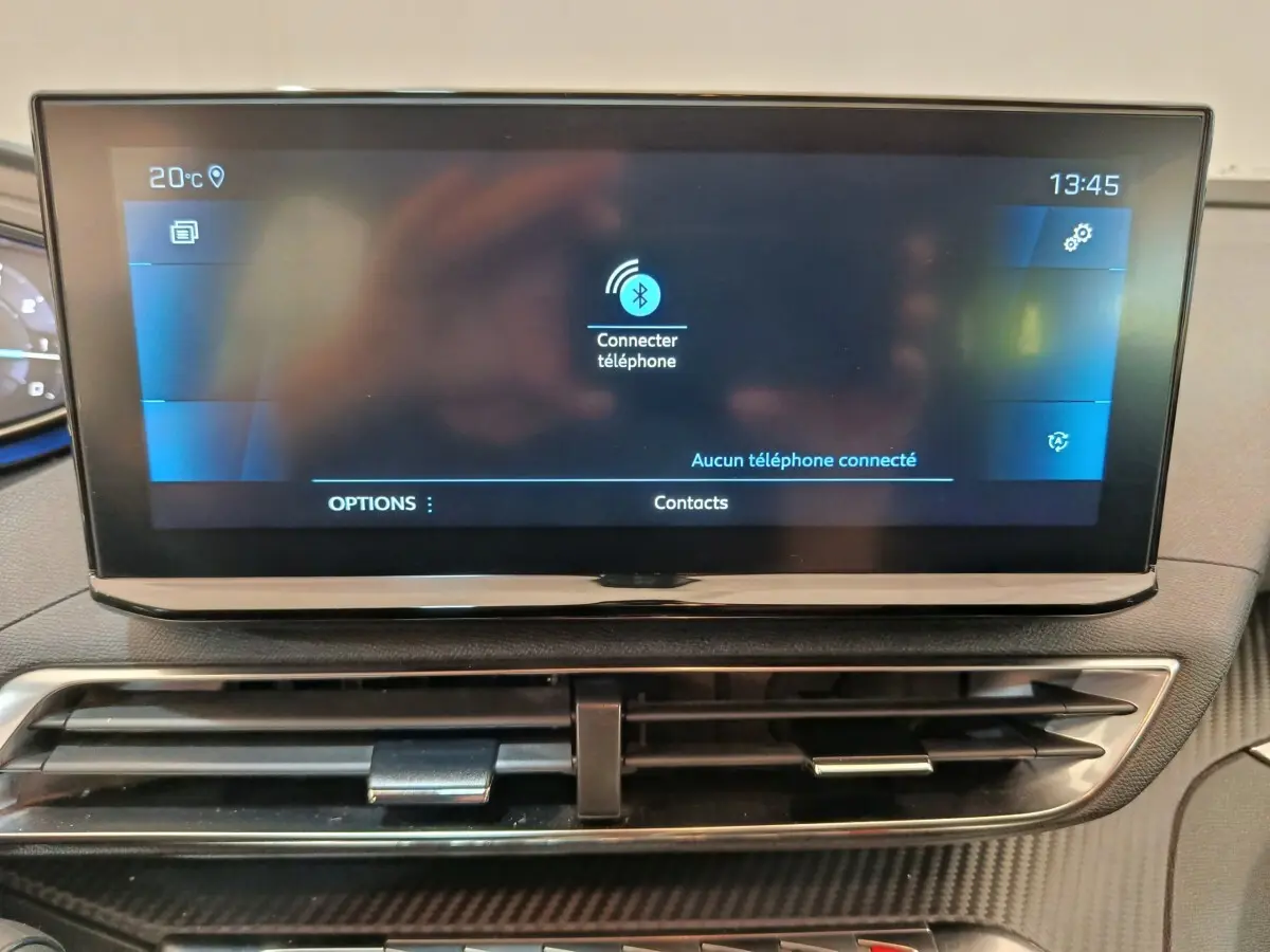 Écran tactile central affichant la connexion Bluetooth, tableau de bord intérieur du Peugeot 3008 gris foncé.