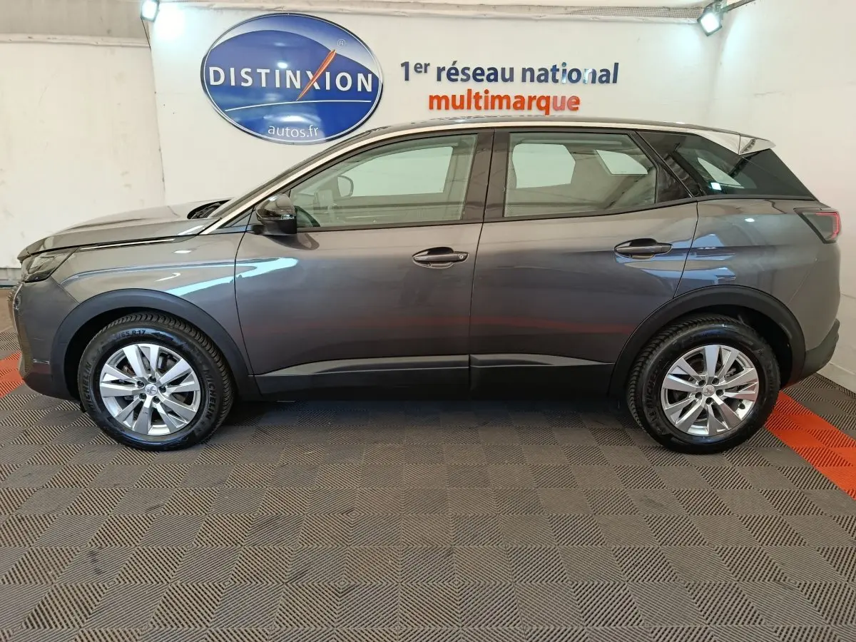 Profil côté gauche d’un Peugeot 3008 gris foncé 2022, avec jantes alliage et rétroviseurs ton caisse électriques.