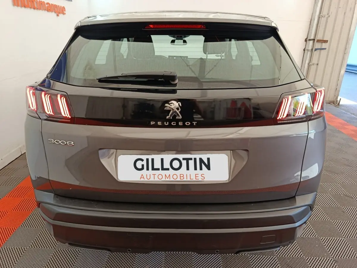 Vue arrière d’un Peugeot 3008 gris foncé avec feux arrière LED caractéristiques et logo lion central.
