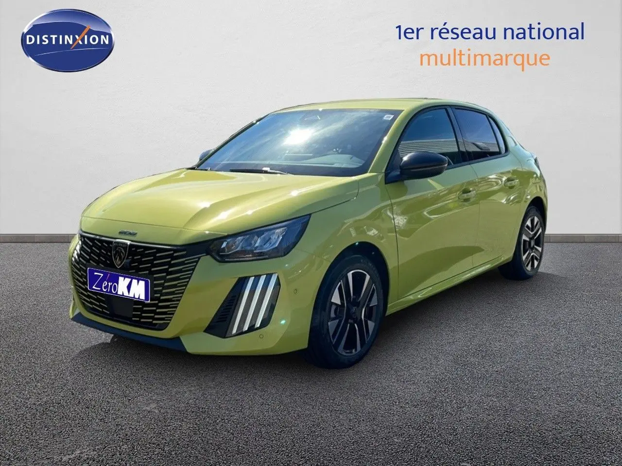 Peugeot 208 hybride jaune Agueda métal vue 3/4 avant droit, avec calandre noire et feux LED verticaux distinctifs.