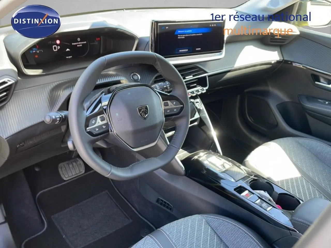 Vue intérieure avant de la Peugeot 208 Hybrid 110ch Allure, tableau de bord moderne avec écran tactile et volant compact noir.