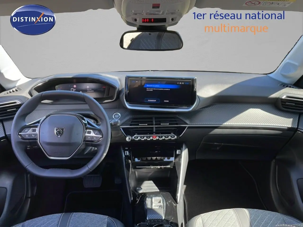 Vue intérieure avant du tableau de bord et volant du Peugeot 208 Hybrid 110ch Allure avec écran tactile et finitions noires.