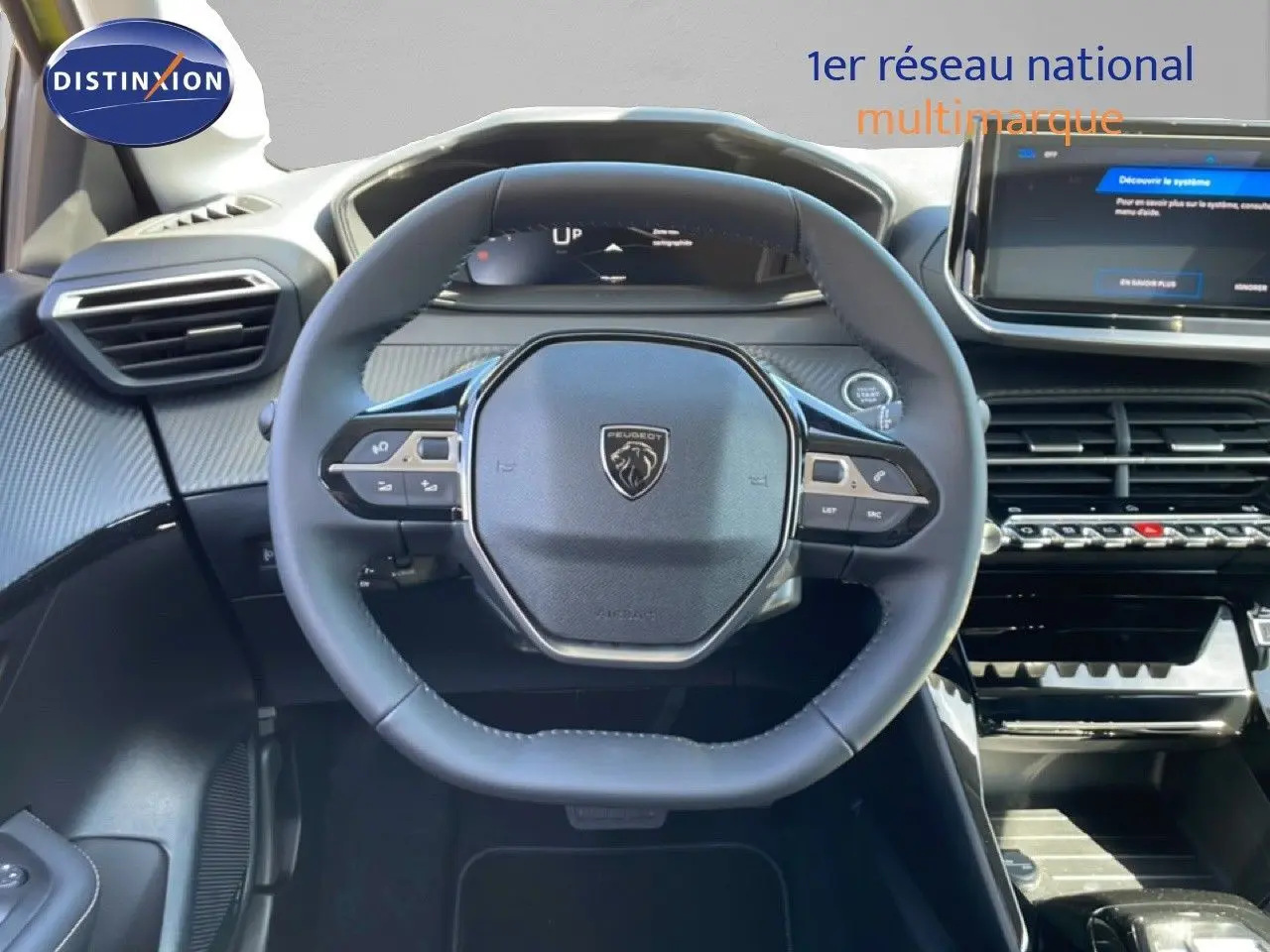 Vue rapprochée du volant multifonction noir et du tableau de bord numérique de la Peugeot 208 Hybrid 110ch 2026.