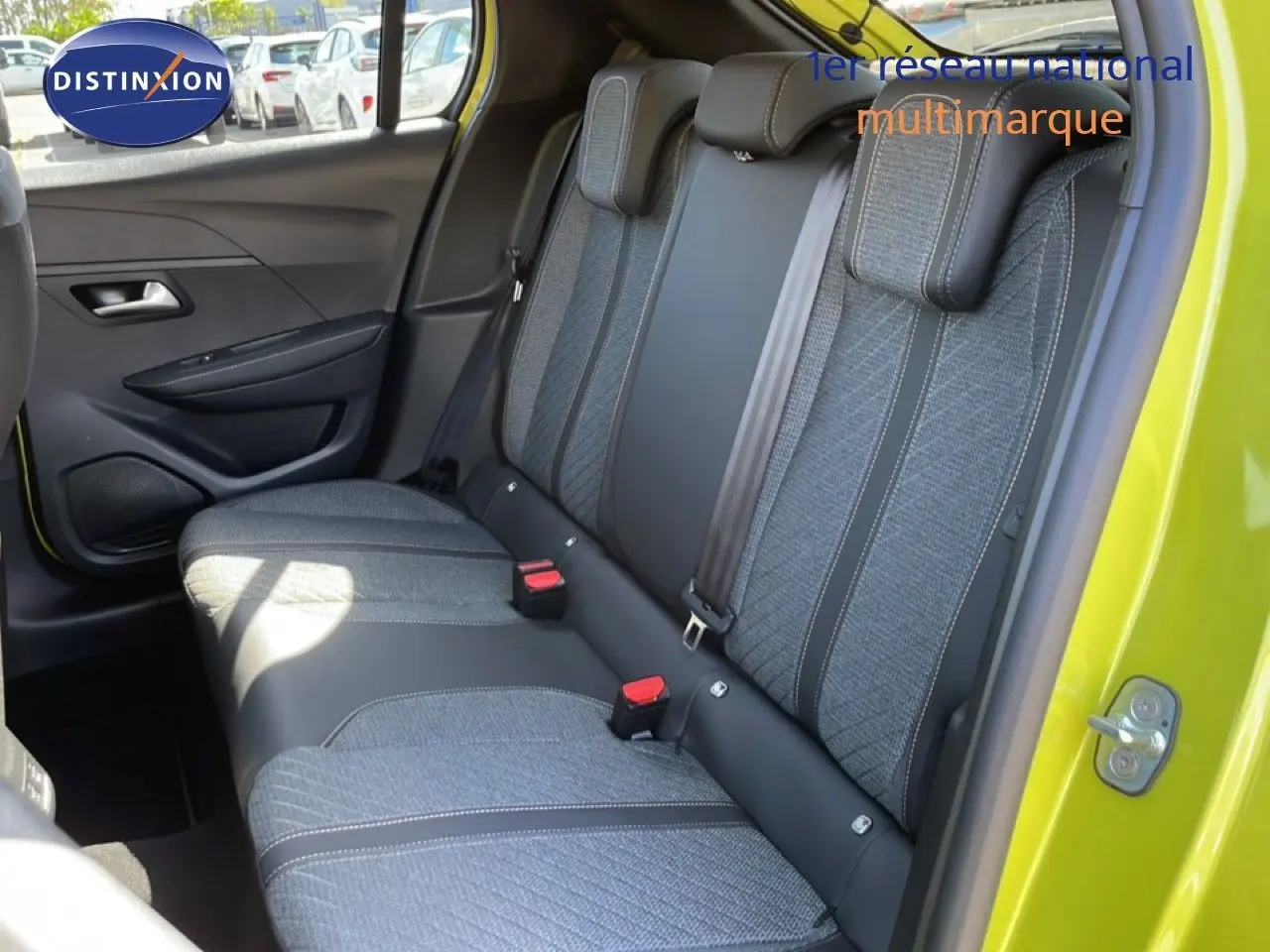 Vue intérieure côté droit des sièges arrière en tissu gris avec surpiqûres, porte ouverte sur Peugeot 208 jaune Agueda Metal.