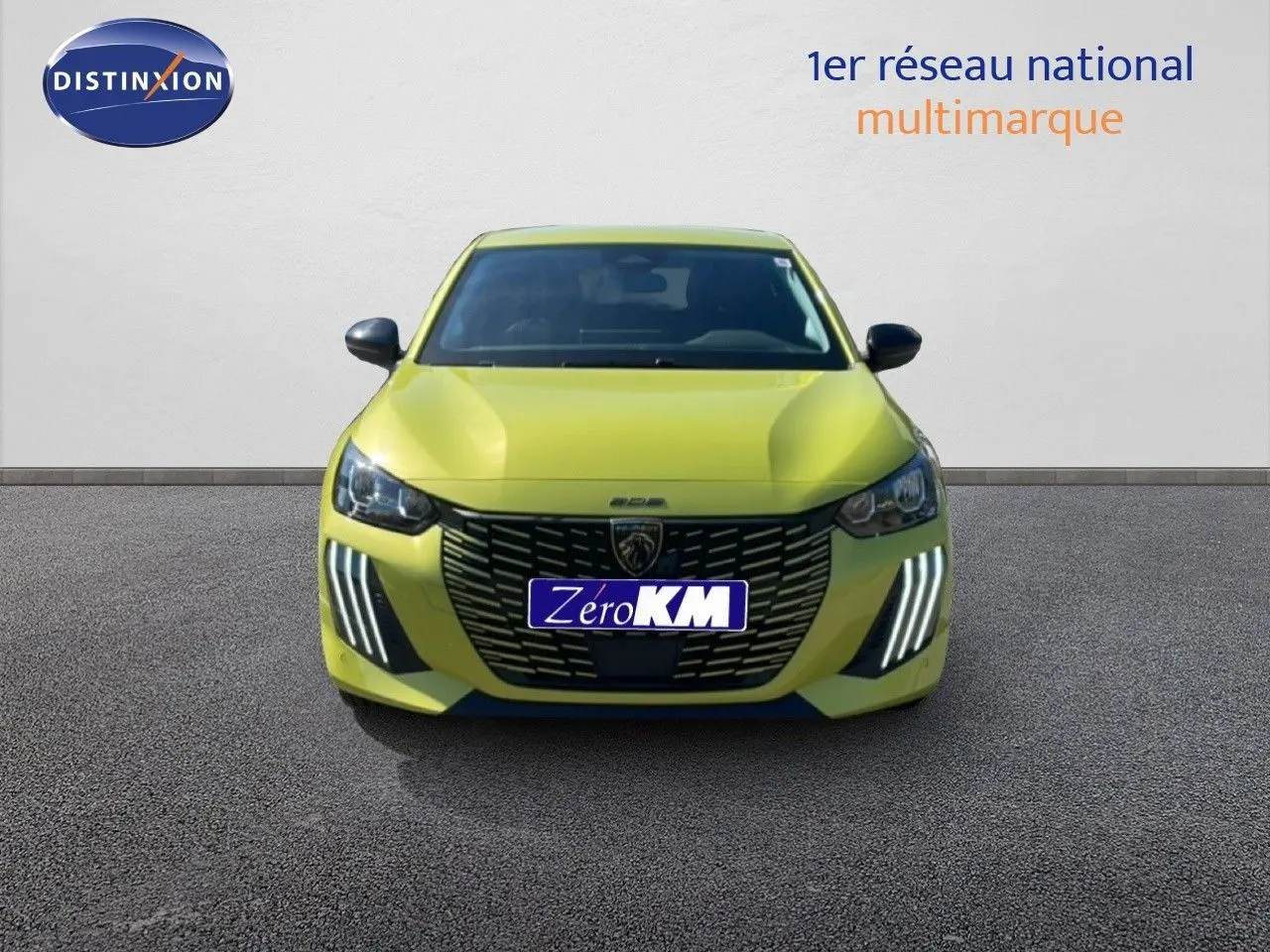 Peugeot 208 Hybrid jaune Agueda métal vue de face avec calandre noire et feux LED distinctifs allumés.