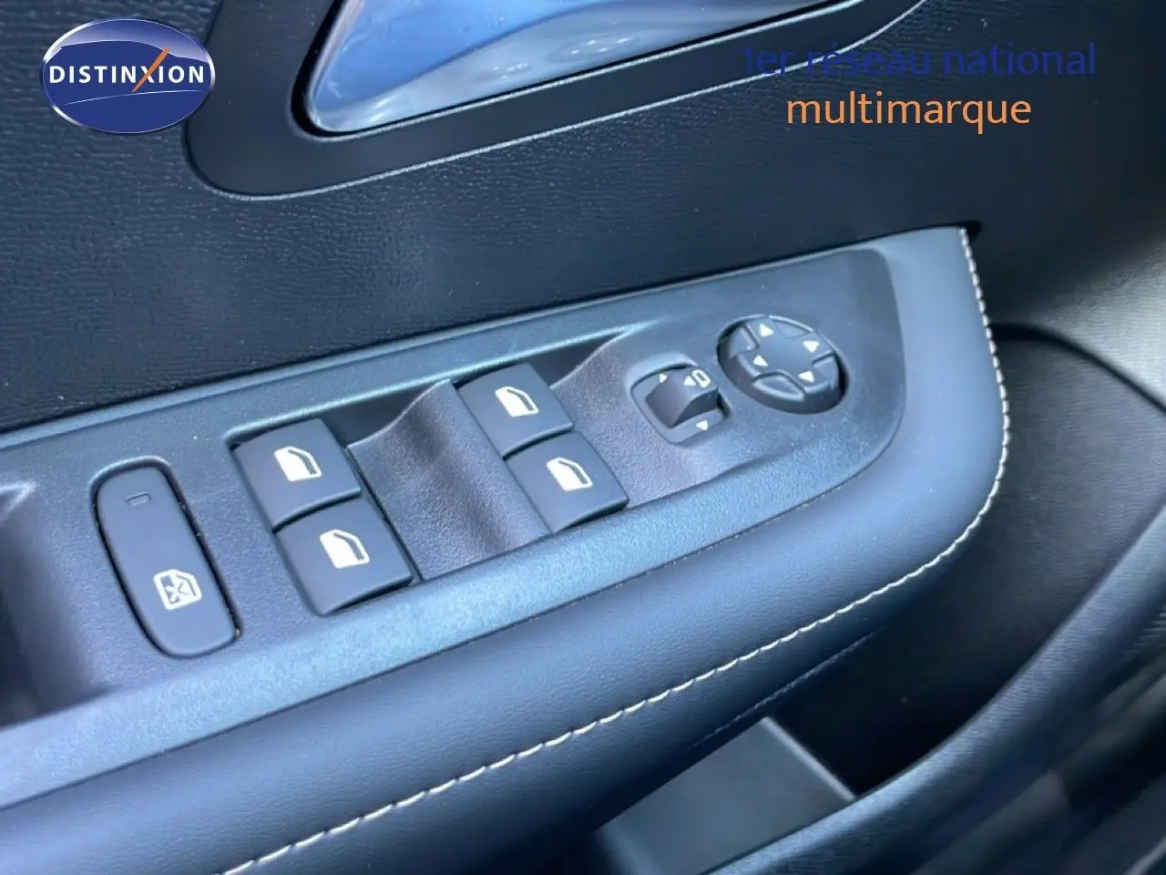 Gros plan sur les commandes de lève-vitres et rétroviseurs côté conducteur de la Peugeot 208 jaune Agueda Metal.