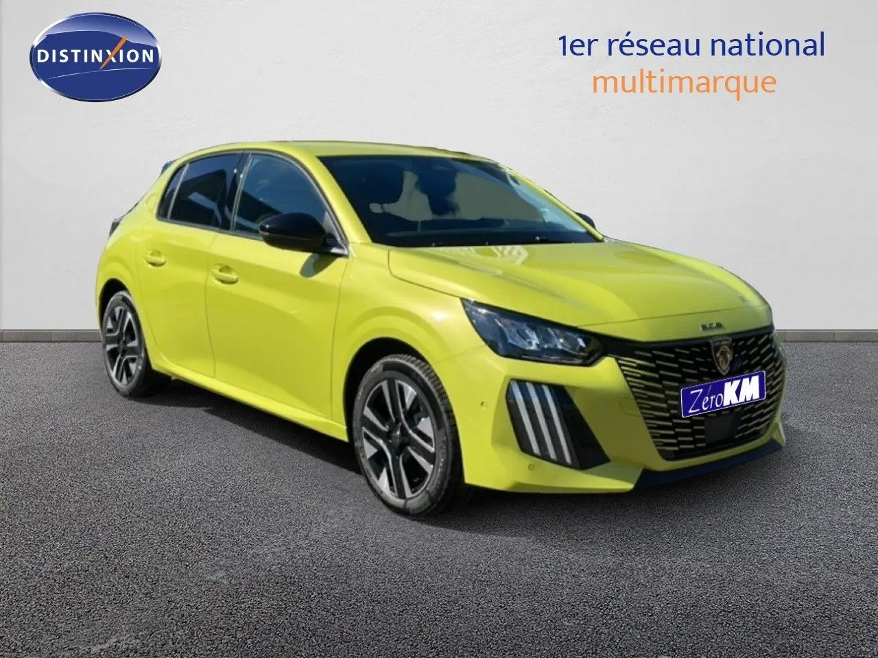 Peugeot 208 Hybrid jaune Agueda métal vue 3/4 avant droit avec calandre noire et jantes alliage.