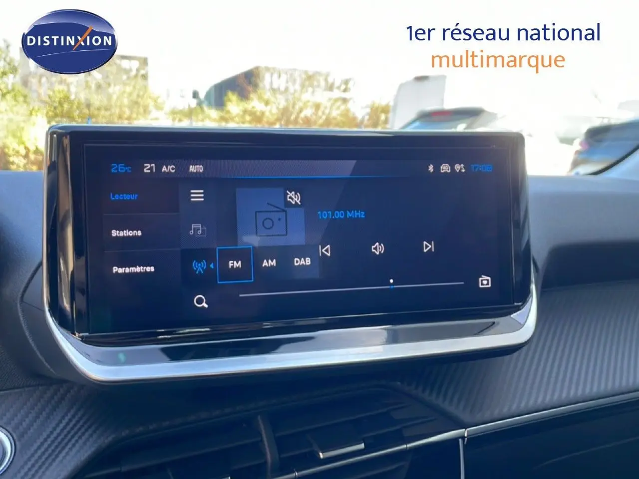 Écran tactile central du tableau de bord d'une Peugeot 208 Hybrid, affichant les options radio FM, AM et DAB.
