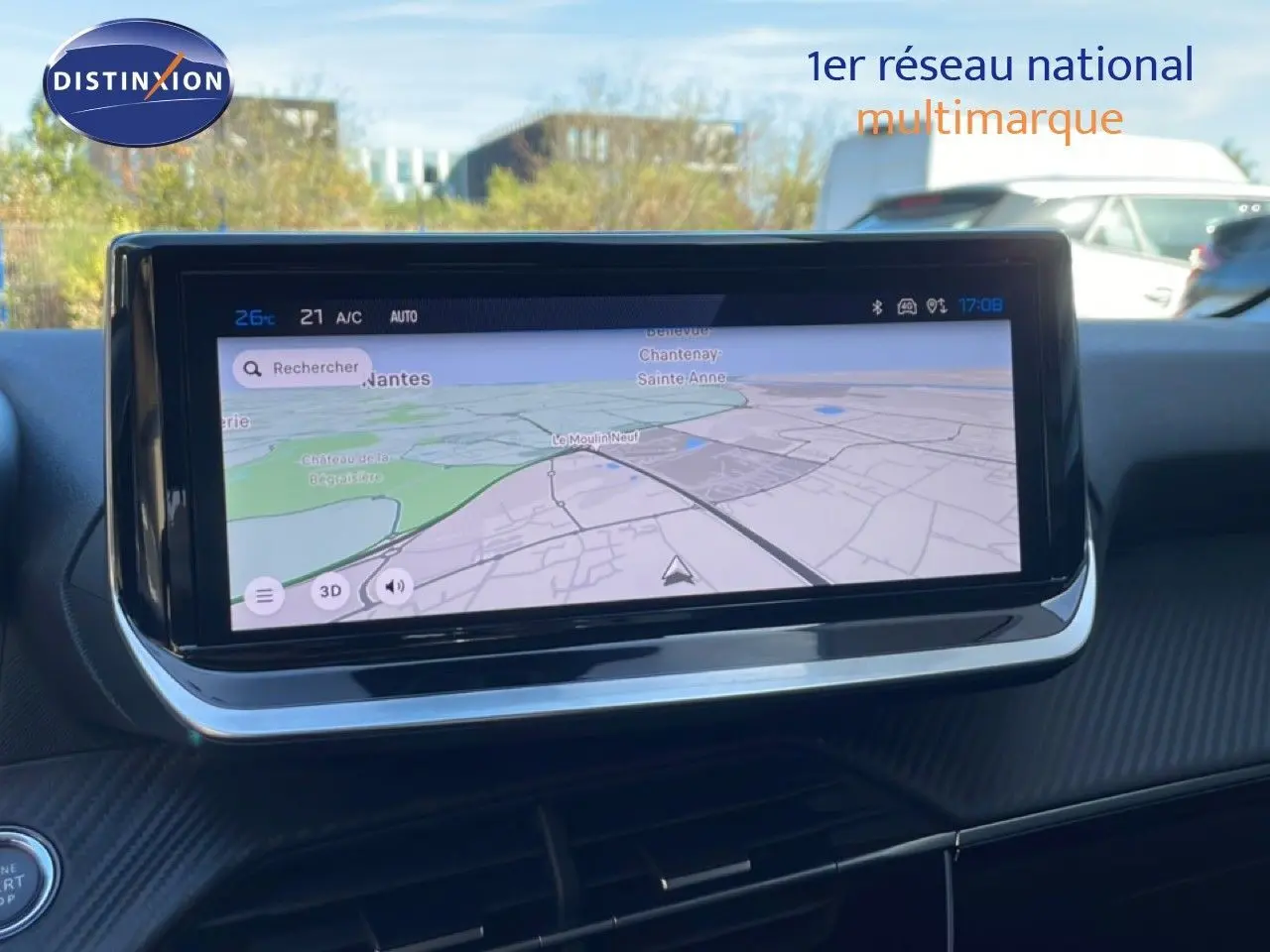 Vue intérieure centrée sur l'écran tactile du système de navigation de la Peugeot 208 hybride, tableau de bord noir.