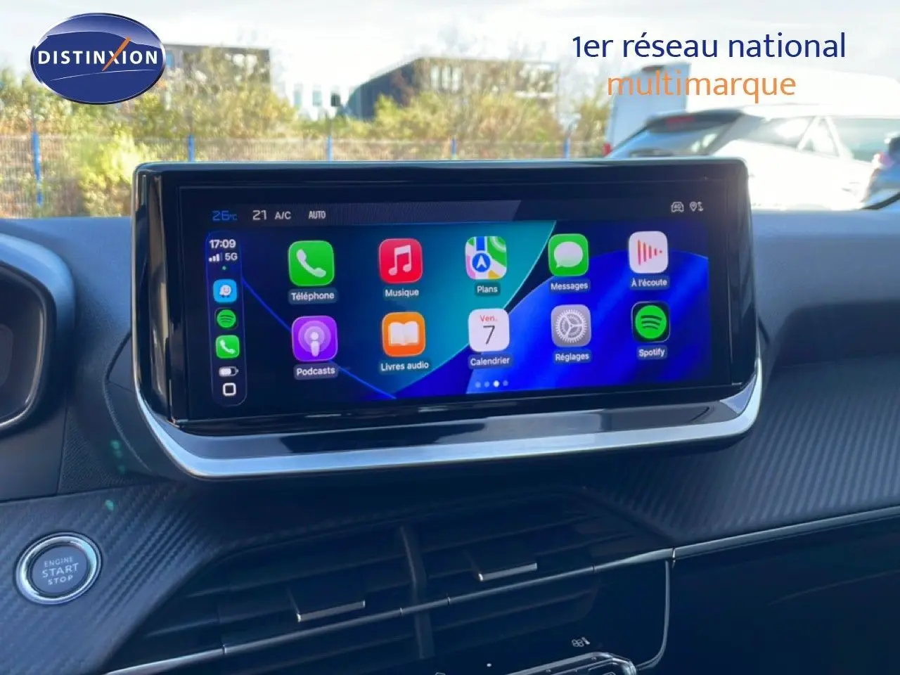 Écran tactile central affichant des applications multimédia dans l’habitacle noir d’une Peugeot 208 hybride.
