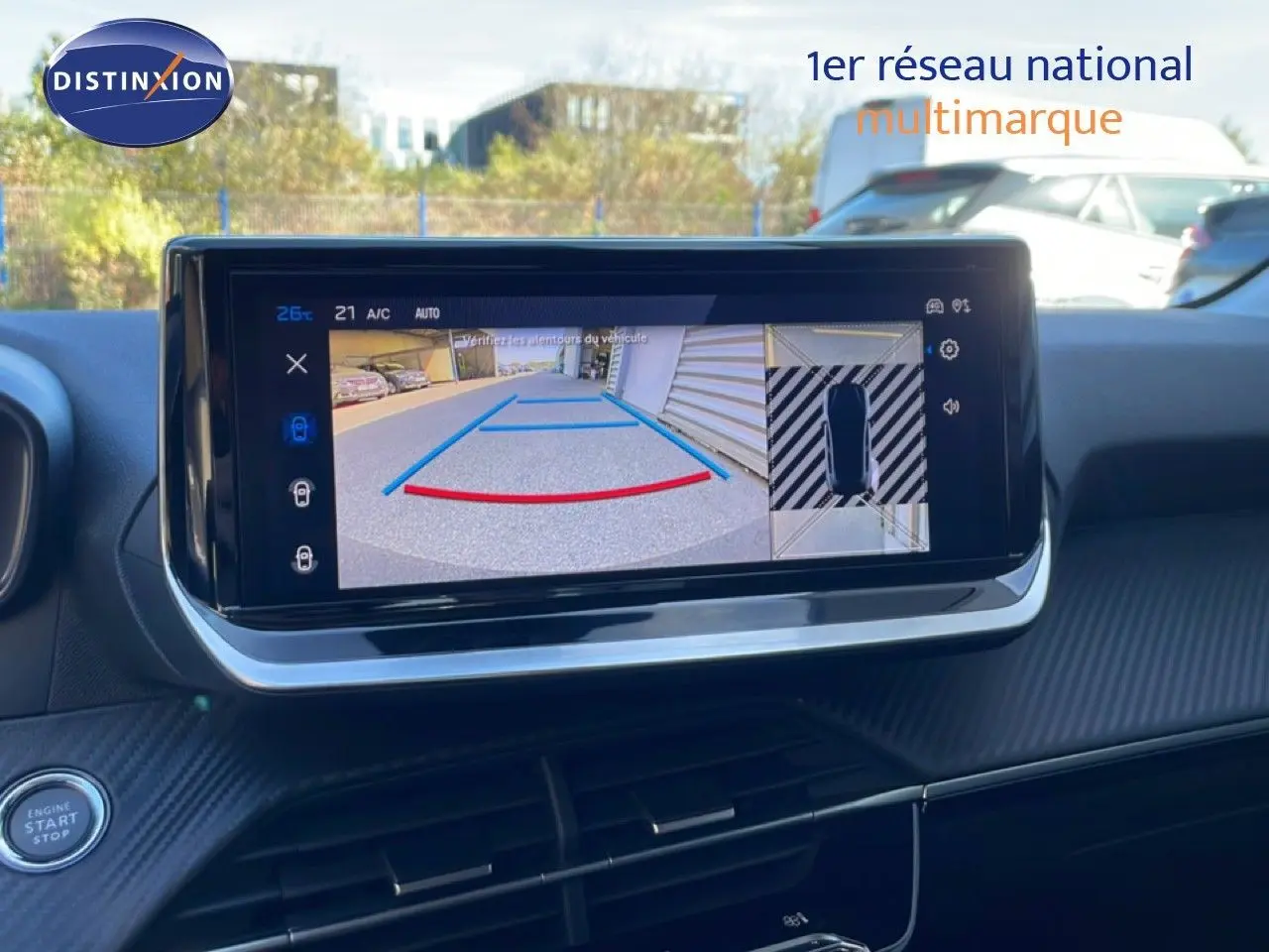 Écran tactile intérieur montrant la caméra de recul et vue 360° du Peugeot 208 jaune Agueda Metal.