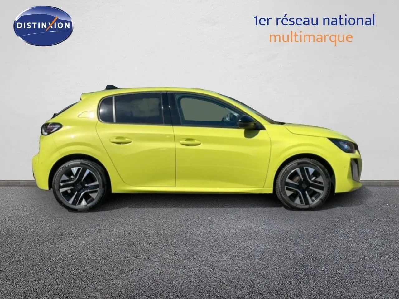Profil droit d'une Peugeot 208 hybride jaune Agueda Métal, avec jantes alliage et vitres teintées, sur fond neutre.