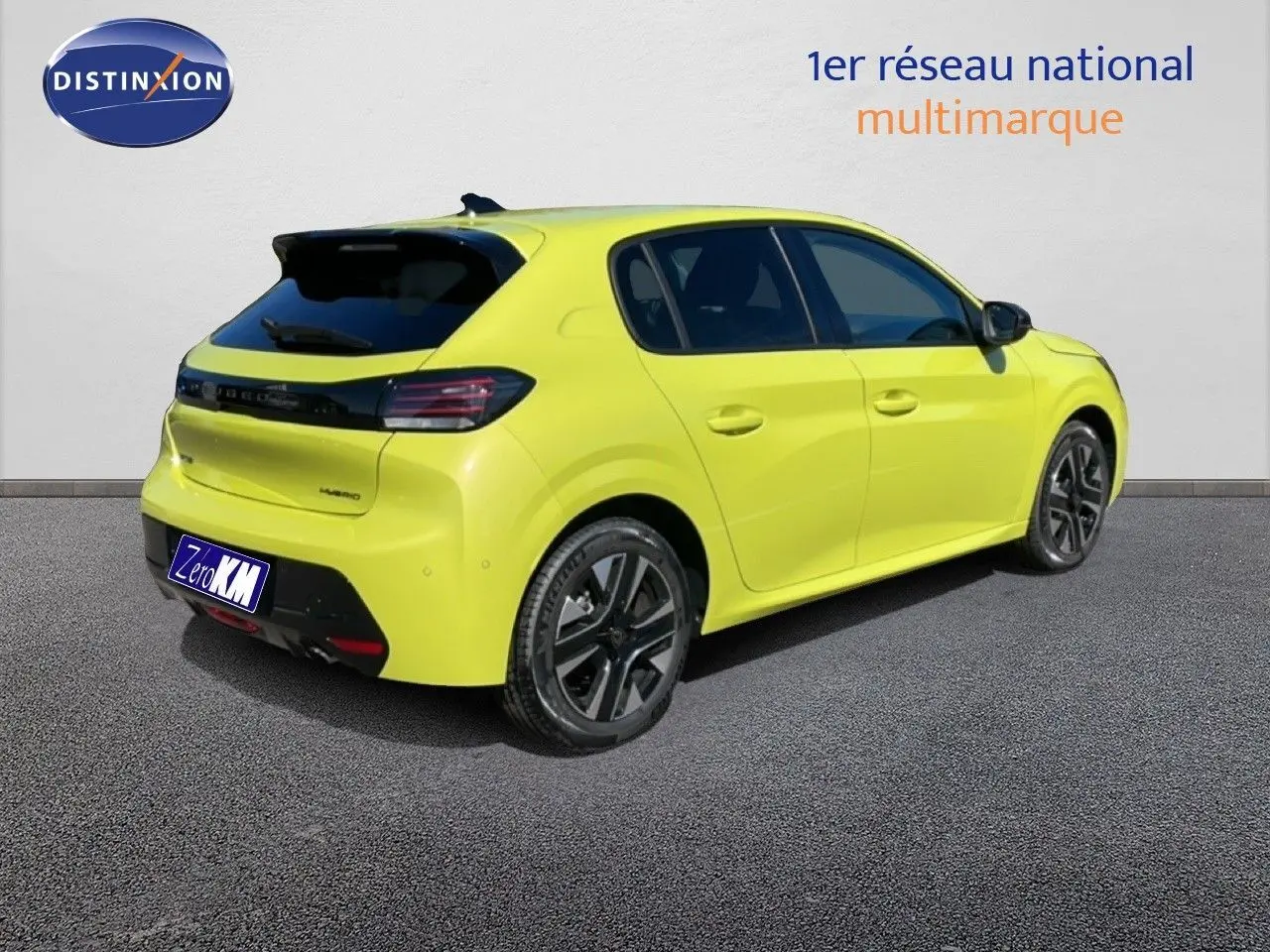 Peugeot 208 Hybrid jaune Agueda métal vue 3/4 arrière côté droit sur sol gris devant un mur blanc.