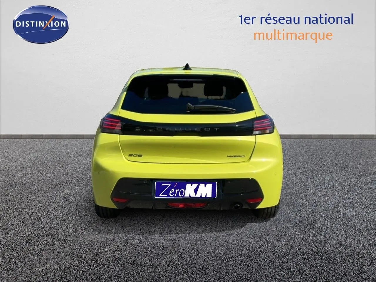 Vue arrière d'une Peugeot 208 Hybrid jaune Agueda Métal avec feux LED et logo noir brillant sur fond blanc.