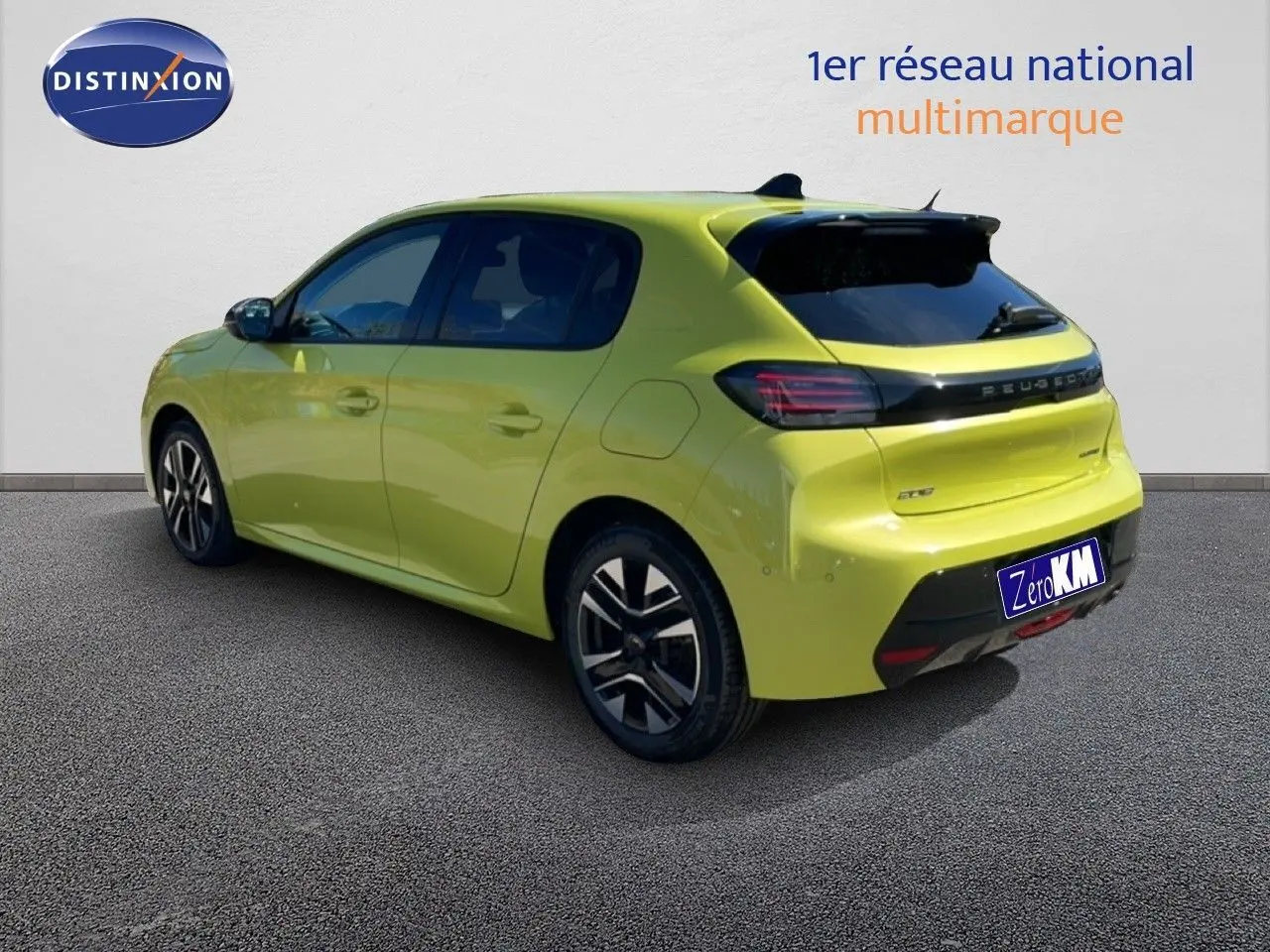 Peugeot 208 hybride jaune Agueda métal vue 3/4 arrière droit avec jantes noires et toit noir.