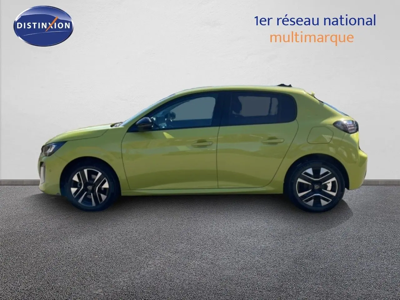 Profil droit d'une Peugeot 208 hybride jaune Agueda métal 2026 avec jantes alliage et vitres teintées.