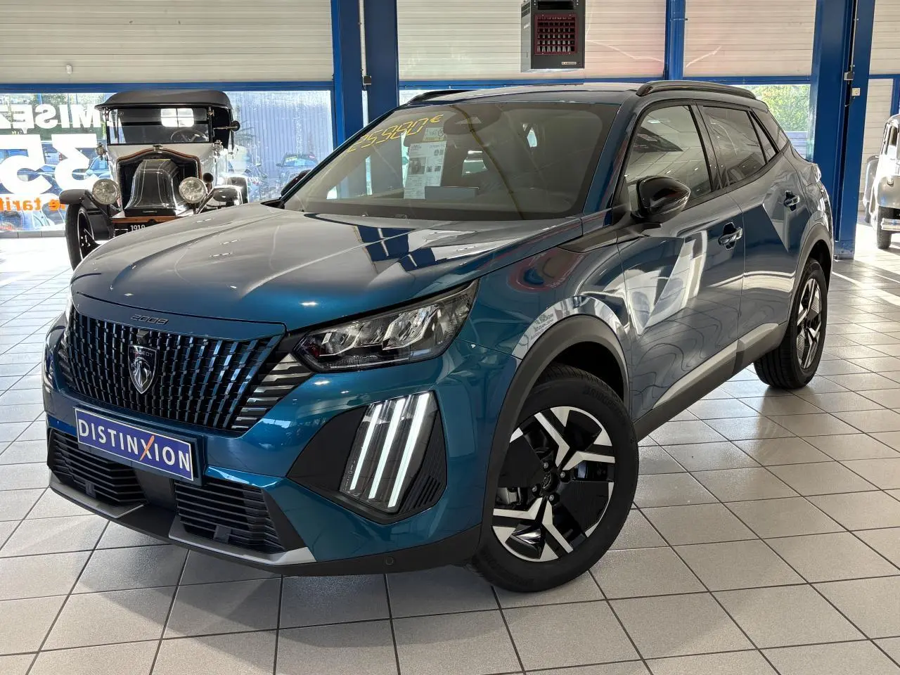 Peugeot 2008 bleu en 3/4 avant droit, avec calandre noire et feux LED à griffes distinctifs.