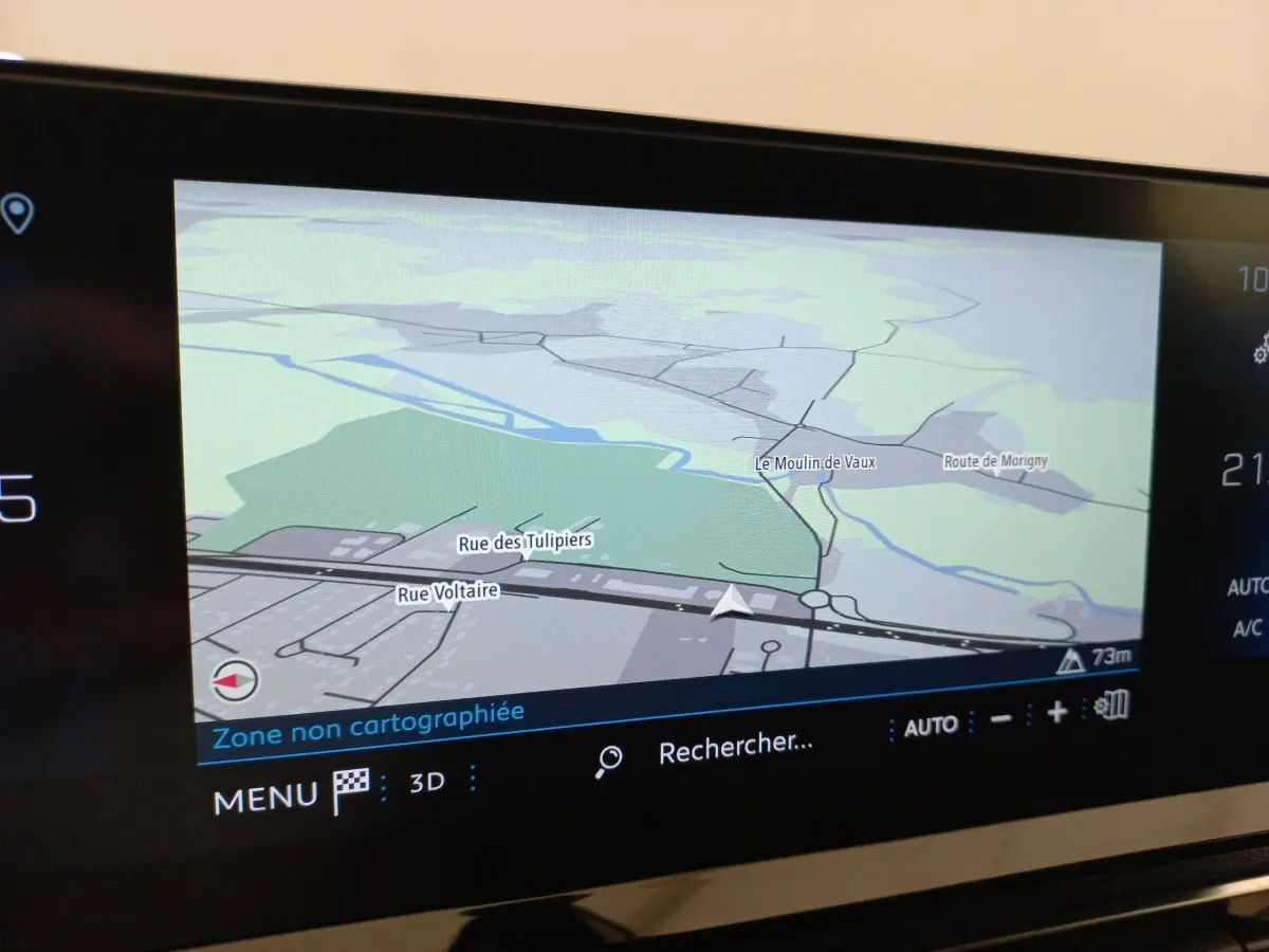 Écran tactile de navigation 10 pouces du Peugeot 5008 gris foncé, affichage carte en mode 3D.