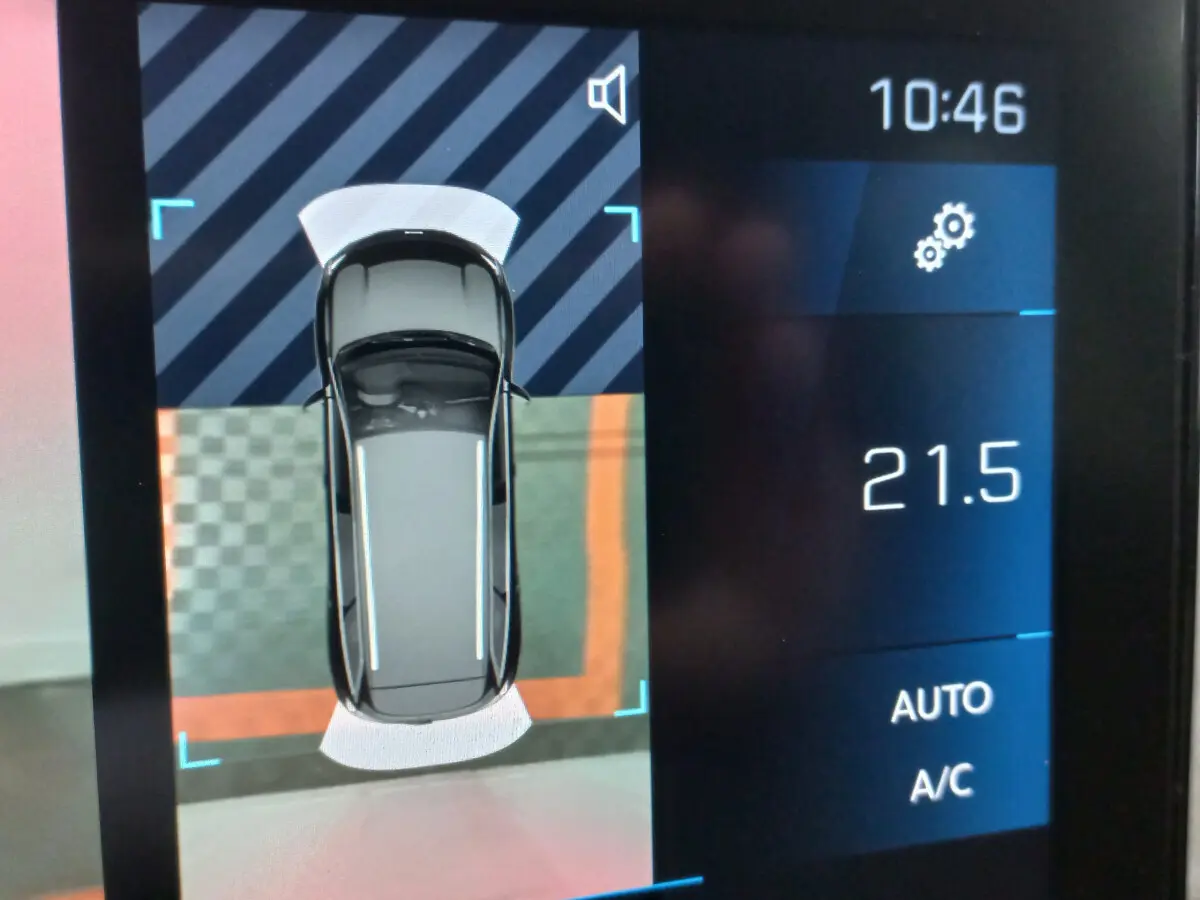 Affichage tactile montrant vue de dessus du Peugeot 5008 gris foncé avec assistance au stationnement arrière active