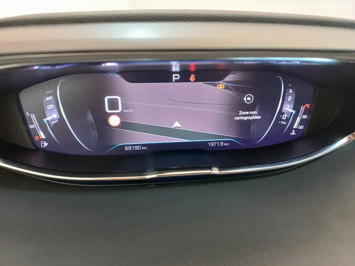 Affichage numérique du tableau de bord du Peugeot 5008 PureTech 130, montrant la vitesse à 0 km/h et la navigation.