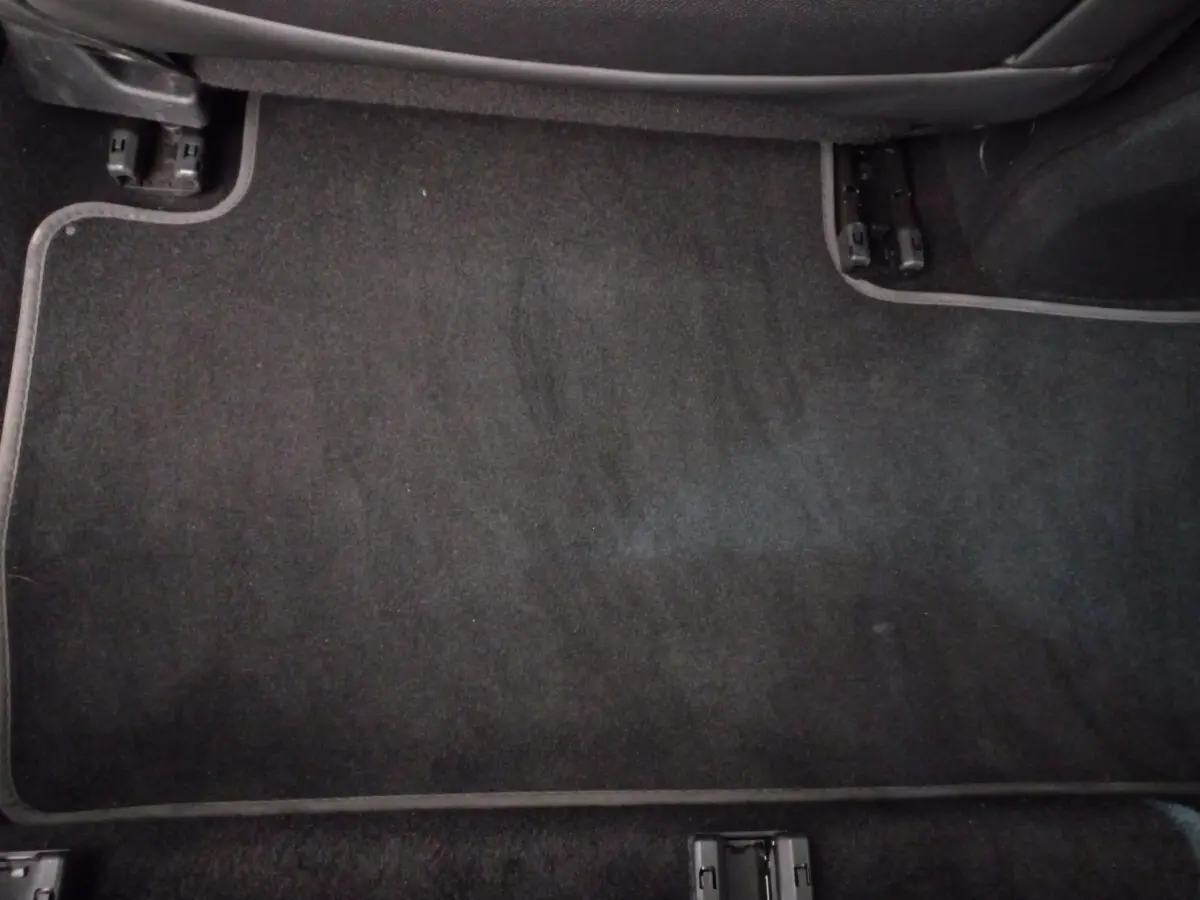 Tapis de sol noir côté passager arrière du Peugeot 5008 gris foncé, version PureTech 130 Allure Pack 2021.
