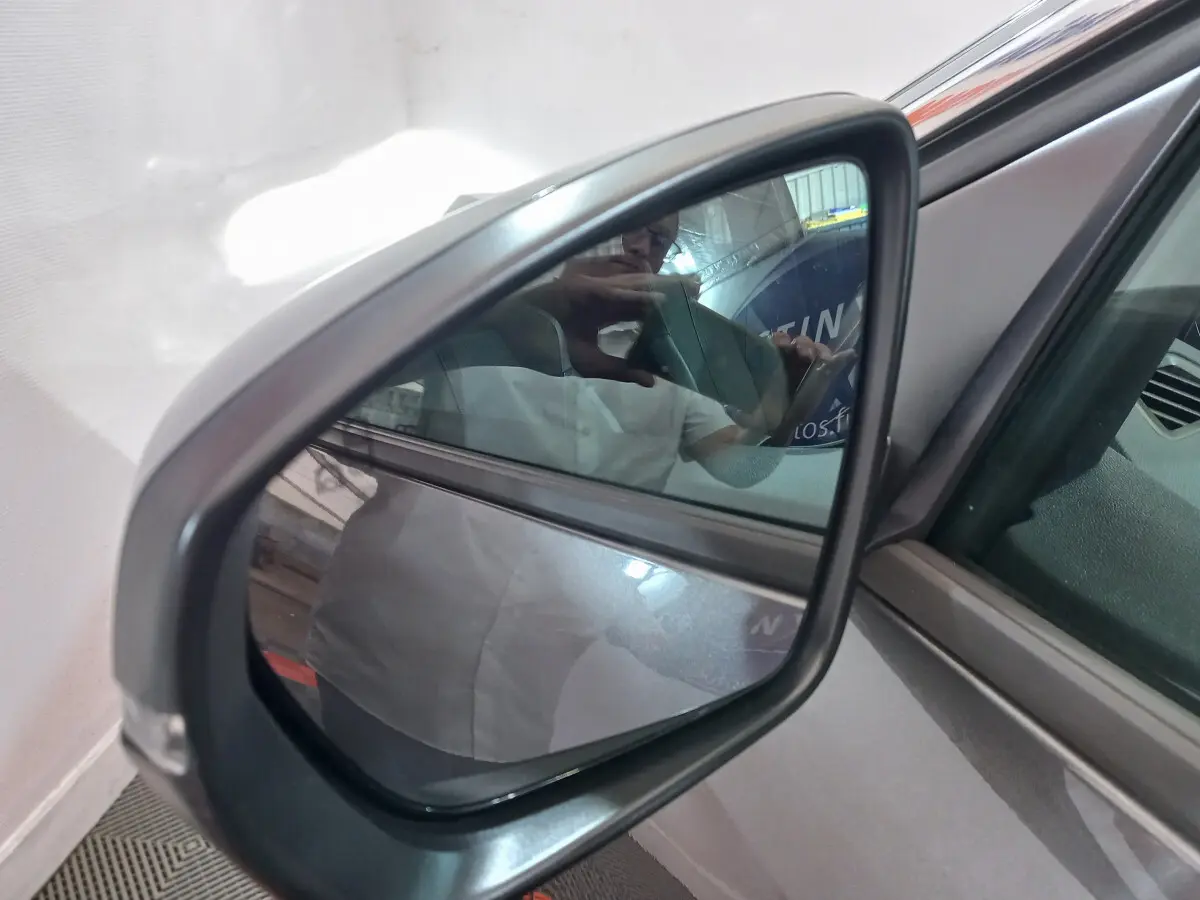 Rétroviseur extérieur côté conducteur gris foncé du Peugeot 5008 2021 avec carrosserie visible en arrière-plan.