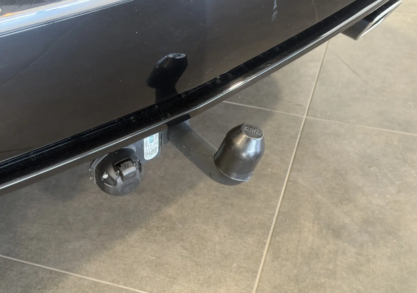 Gros plan sur l'attelage noir arrière d'un Mercedes GLK 220 cdi Pack Sport de 2010, avec prise électrique visible.